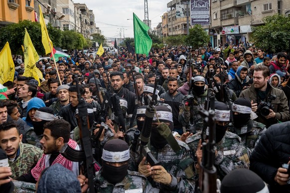 Kühni (rechts im Bild mit Kamera) ende 2018 während dem Begräbnis, eines durch Auseinandersetzungen mit israelischen Streitkräften getöteten jungen Mannes, im Gazastreifen.