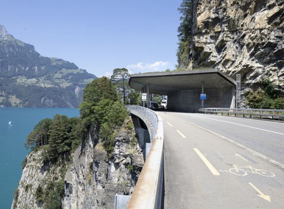 Die Axenstrasse ist Teil der A4 und verbindet am rechten Ufer des Vierwaldst