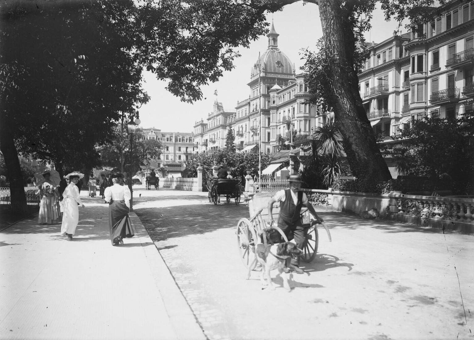 Das Grandhotel Victoria-Jungfrau in Interlaken, nachdem Davinet 1899 die früher separaten Hotels Victoria und Jungfrau durch einen Kuppelbau vereinte.
