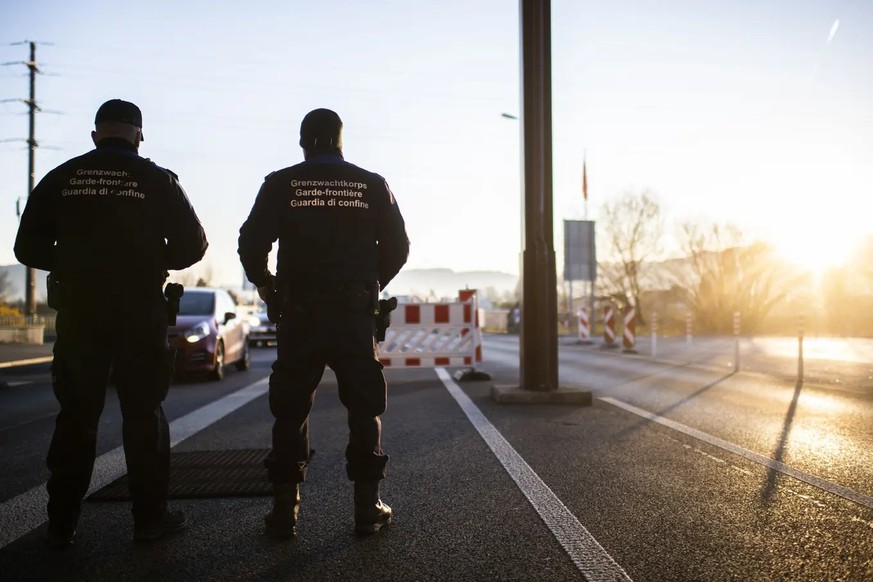 Border controls are also possible under Schengen law – as long as they are justified, proportionate and temporary.  The SVP, on the other hand, wants permanent controls.  Image: Swiss border guards at the border...