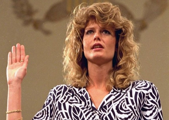 Fawn Hall, die Sekretärin von Oliver North, sagt vor dem Kongress aus.