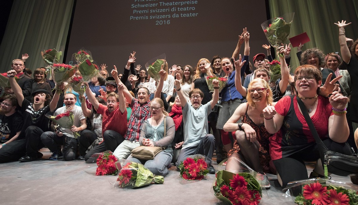 Les membres du Theatre HORA de Zuerich recoivent l'anneau Hans Reinhart 2016, et laissent eclater leur joie, lors de la remise des prix Suisses de theatre 2016, et du laureat de l'Anneau Han ...