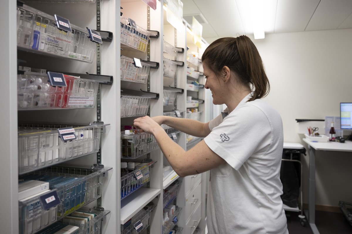 Eine Pflegefachfrau bei der Zubereitung der Medikation eines Patienten der Intensivpflegestation des Schweizer Paraplegiker Zentrum, fotografiert am Dienstag, 16. Januar 2024 in Nottwil. Das Schweizer ...