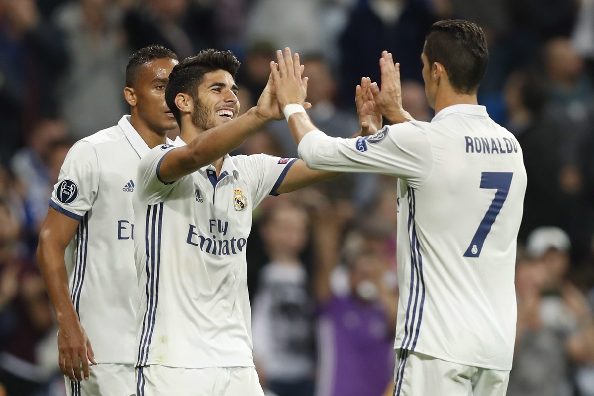 epa05591153 Real Madrid's Spanish midfielder Marco Asensio (L) celebrates his third goal for the team against Legia with teammate Cristiano Ronaldo during the UEFA Champions League match between  ...