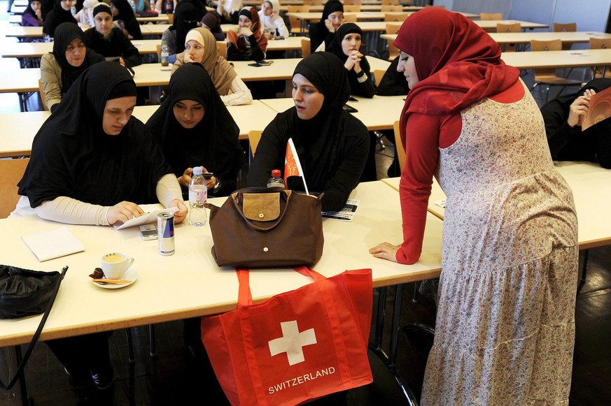 Mitglieder der Vereinigung der Islamischen Jugend Schweiz, VIJS, an einer Podiumsdiskussion.