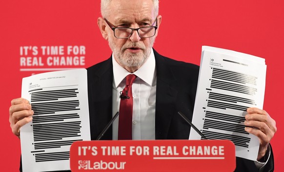 Jeremy Corbyn präsentierte am Mittwoch ein 450 Seiten umfassendes Dokument, das die «Geheimagenda» der Tories beweisen soll. 