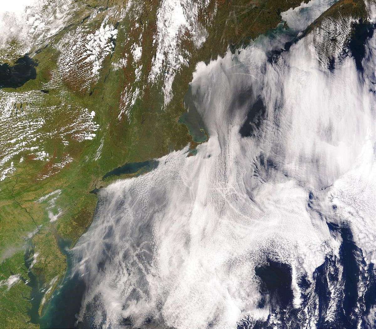 Die Abgase von Schiffen verursachen bereits heute mehr und hellere Wolken über den Ozeanen.