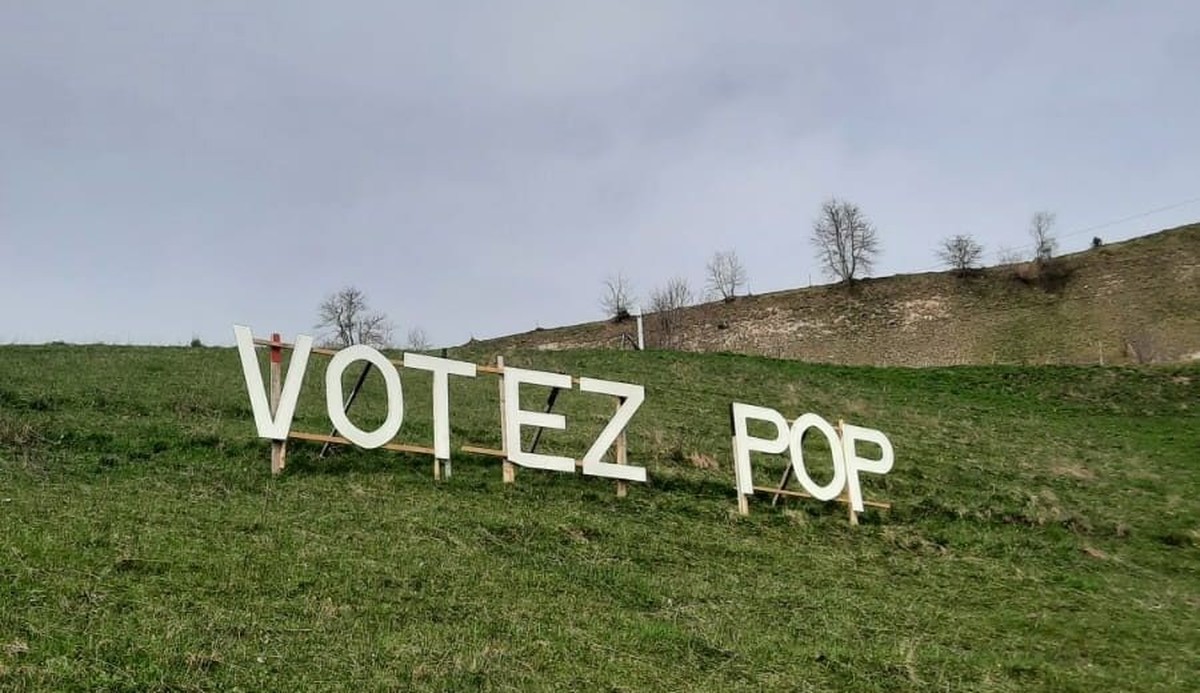 affiche du PLR transformée en «Votez POP»