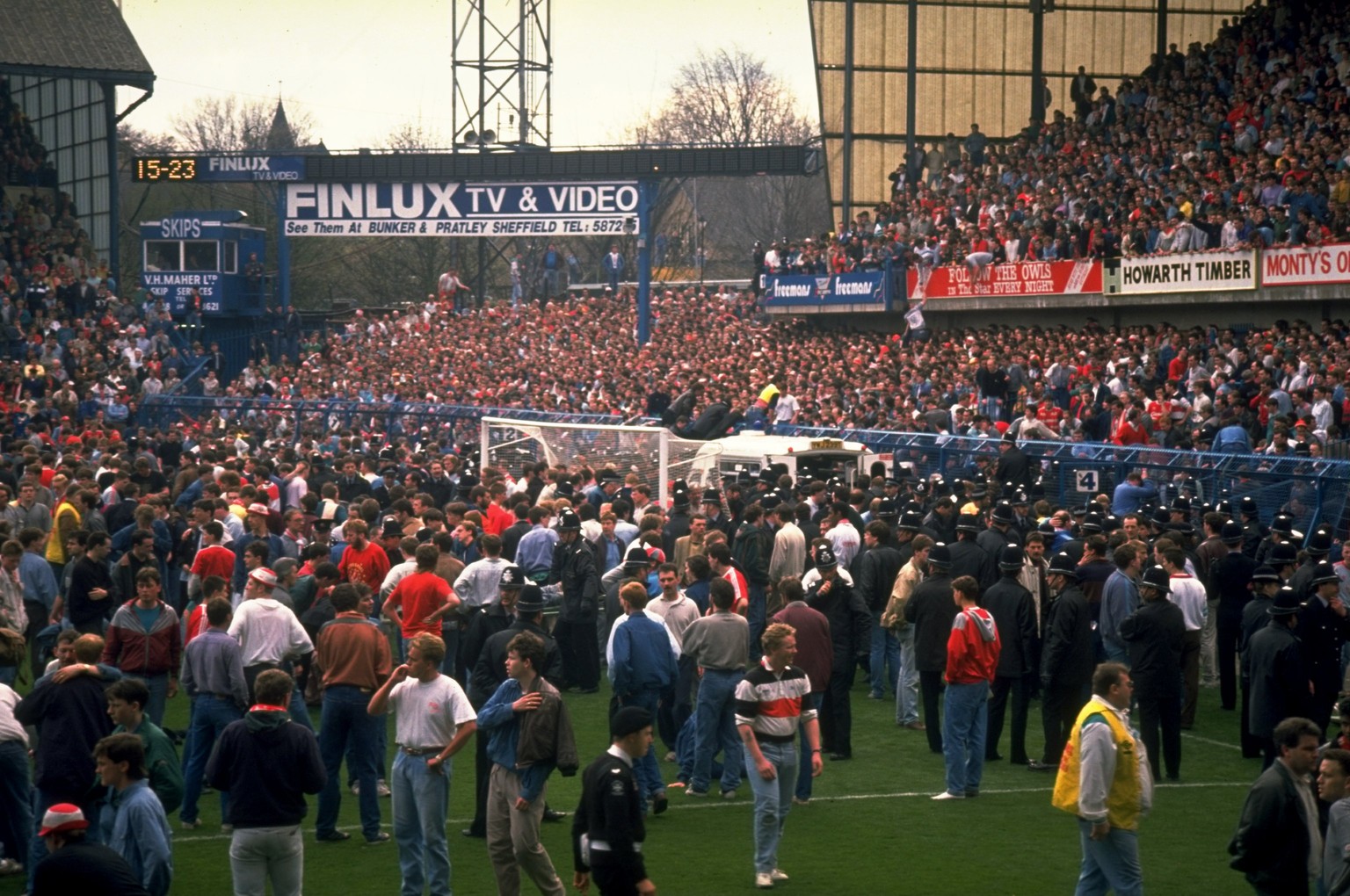 Vier Jahre nach der Tragödie von Heysel ist der englische Fussball erneut am Boden zerstört: Bei der Katastrophe von Hillsborough starben heute vor 25 Jahren 96 Menschen. Der fatale Fehler war, im Zei ...