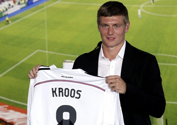 epa04319919 Real Madrid&#039;s new signing German midfielder Toni Kroos poses with his new jersey during his presentation for the next six seasons at Santiago Bernabeu stadium, in Madrid, Spain, 17 Ju ...