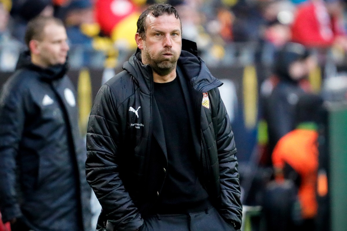 epa07425005 Stuttgart's head coach Markus Weinzierl (R) reacts during the German Bundesliga soccer match between Borussia Dortmund and VfB Stuttgart in Dortmund, Germany, 09 March 2019. EPA/RONAL ...