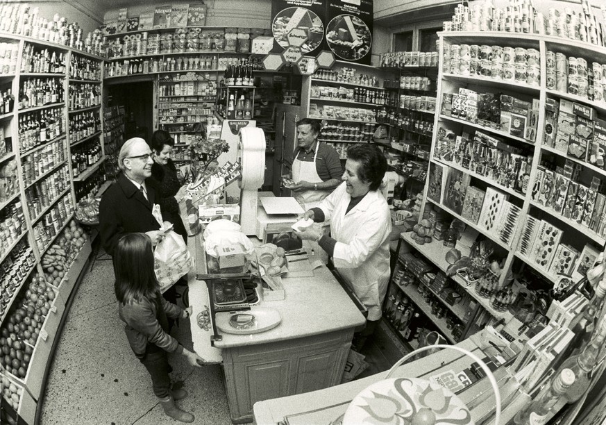 Einkaufen Willi
Fotograf:
Comet Photo AG (Zürich) 
Titel:
Lebensmittelladen/Detailistenhändler Samuel Blaser, Turnerstrasse 24, Zürich 
Beschreibung:

Datierung:
2/1974