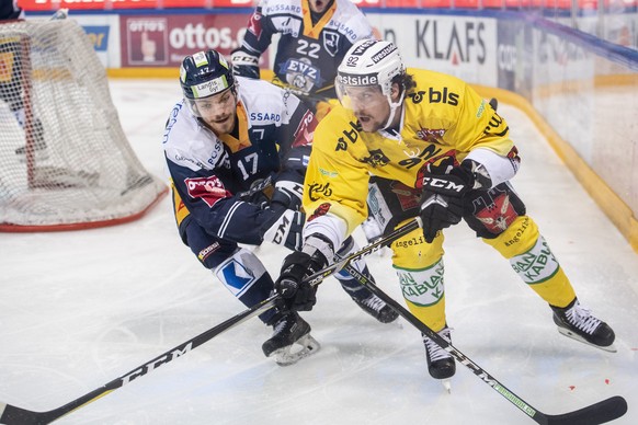 Zugs Thomas Thiry, links, im Spiel gegen Berns Gaetan Haas, rechts, im vierten Eishockey Playoff-Finalspiel der National League zwischen dem EV Zug und dem SC Bern, am Donnerstag, 18. April 2019, in d ...