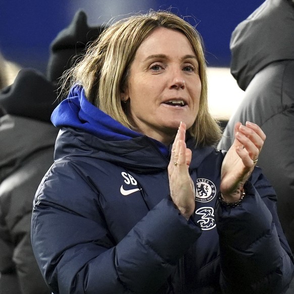 Chelsea manager Sonia Bompastor, center, applauds the fans after the final whistle at the Women&#039;s Champions League soccer match between Chelsea Women and Celtic Women, at Stamford Bridge, London, ...