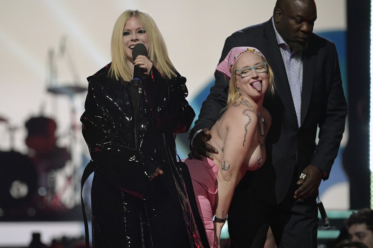 EDMONTON, AB - MARCH 13: A protestor interrupts Avril Lavigne speaking onstage at the 2023 JUNO Awards at Rogers Place on March 13, 2023 in Edmonton, Canada. (Photo by Dale MacMillan/Getty Images)