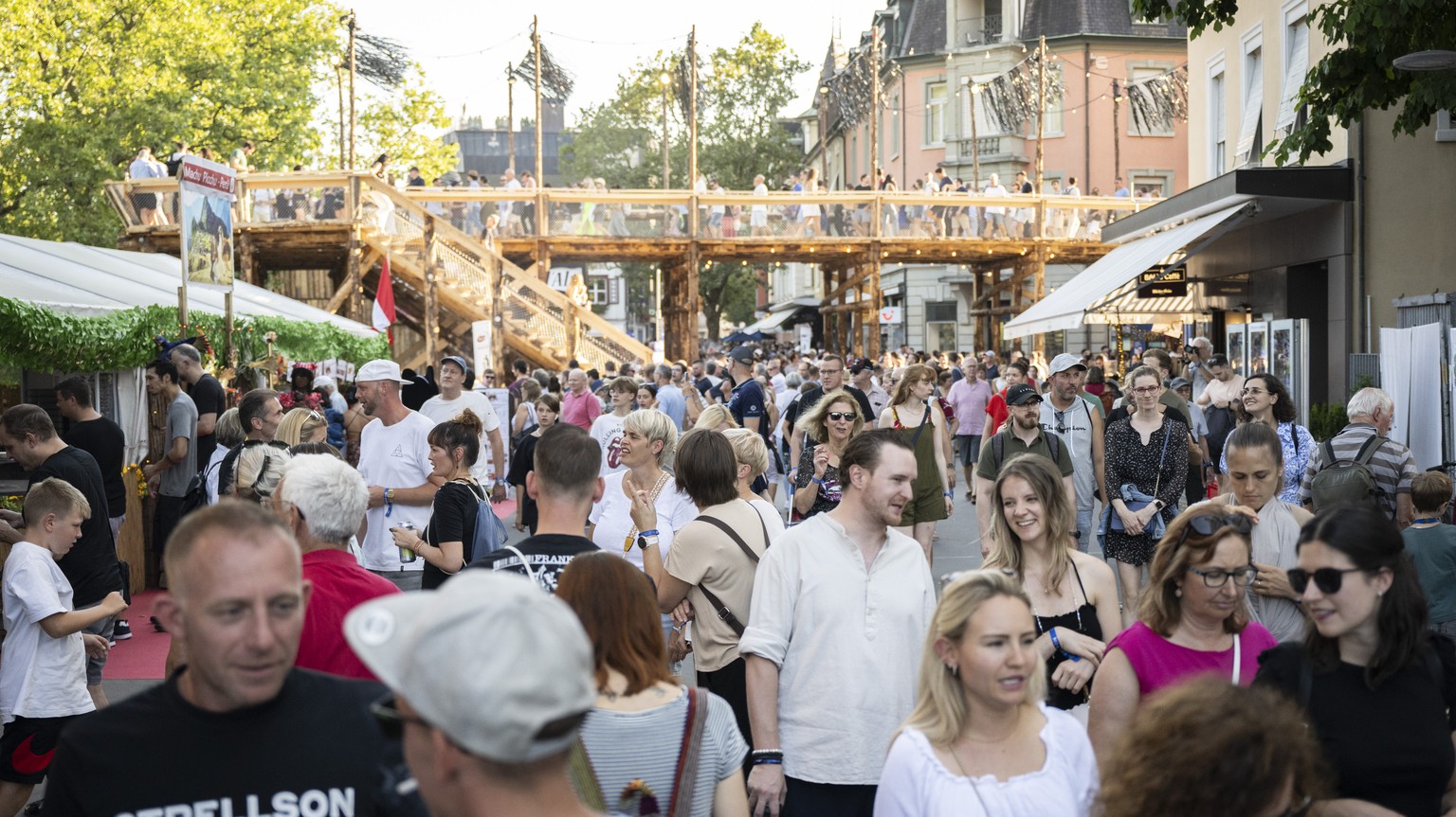Besucher bewegen sich an der Badenfahrt 2023, aufgenommen am Freitag, 18. August 2023 in Baden. Das Volksfest Badenfahrt, das nur alle zehn Jahre stattfindet, dauert vom 18. bis zum 27. August 2023 st ...