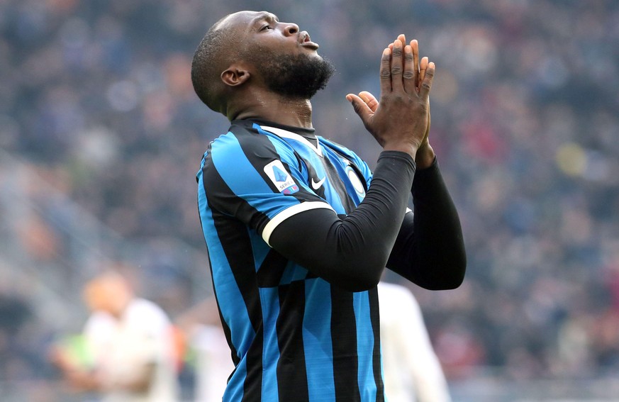 epa08166653 Inter Milan&#039;s Romelu Lukaku reacts during the Italian Serie A soccer match between Inter Milan and Cagliari at the Giuseppe Meazza stadium in Milan, Italy, 26 January 2020. EPA/MATTEO ...