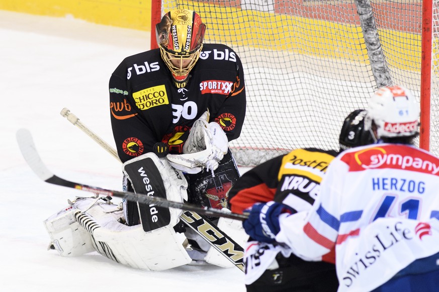 Bern Goalie Leonardo Genoni stoppt den Puck, im ersten Eishockey Playoff-Halbfinalspiel der National League zwischen dem SC Bern und dem ZSC Lions, am Dienstag, 27. Maerz 2018, in der PostFinance Aren ...