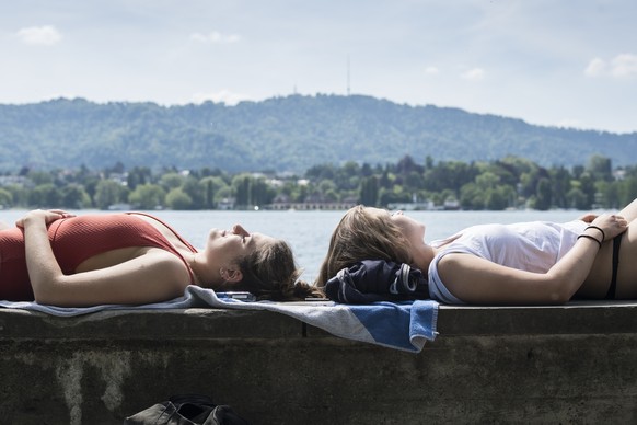 Aurelia, links, und Rebecca geniessen das sommerliche Wetter am Zuerichsee, aufgenommen am Mittwoch 24. Mai 2017 in Zuerich. (KEYSTONE/Ennio Leanza)