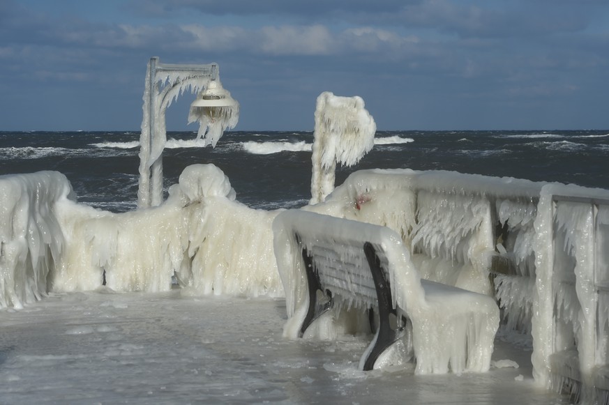 17.03.2018, Mecklenburg-Vorpommern, Goehren: Ein Eispanzer ueberzieht die Seebruecke im Ostseebad. Mit Sturm und Frost meldet sich der Winter kurz vor dem kalendarischen Fruehlingsanfang an der Ostsee ...