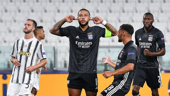 epa08590519 Lyon���s Memphis Depay (C) celebrates after scoring the opening goal during the UEFA Champions League round of 16 second leg soccer match Juventus FC vs Olympique Lyon at the Allianz Stadi ...