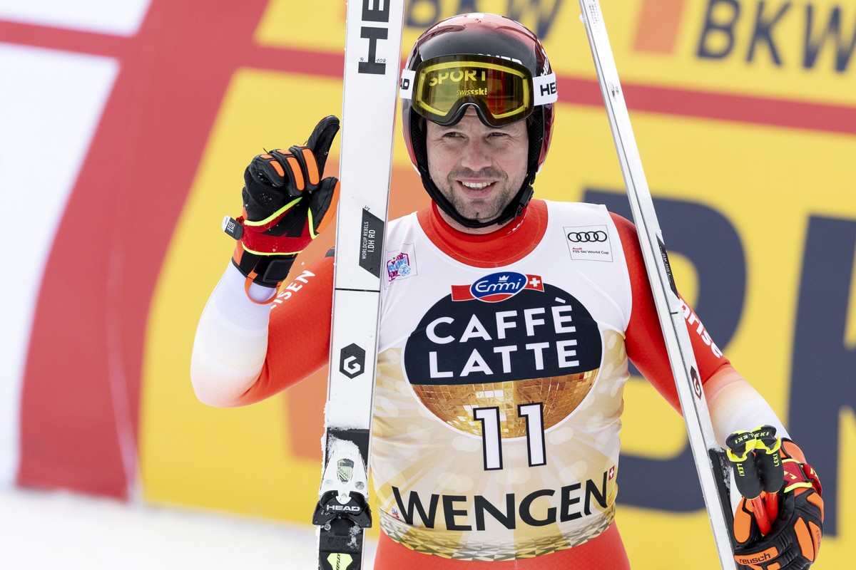 epa10404613 Beat Feuz of Switzerland reacts in the finish area during the men's downhill race at the FIS Alpine Skiing World Cup in Wengen, Switzerland, 14 January 2023. EPA/PETER KLAUNZER