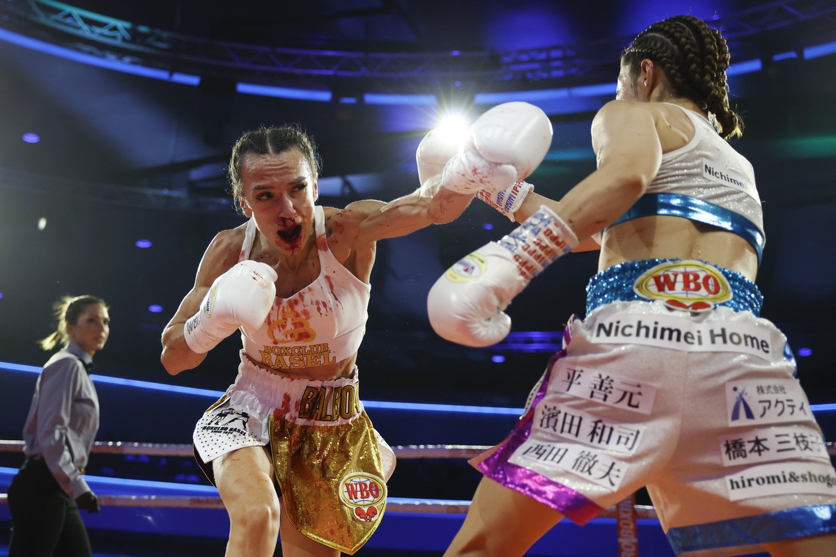 epa12613224 Gabriela Timar (L) of Switzerland and Marina Loreto of Japan in action during a women's WBO world championship atomweight fight at the Boxing Day 2025 event in Bern, Switzerland, 26 D ...