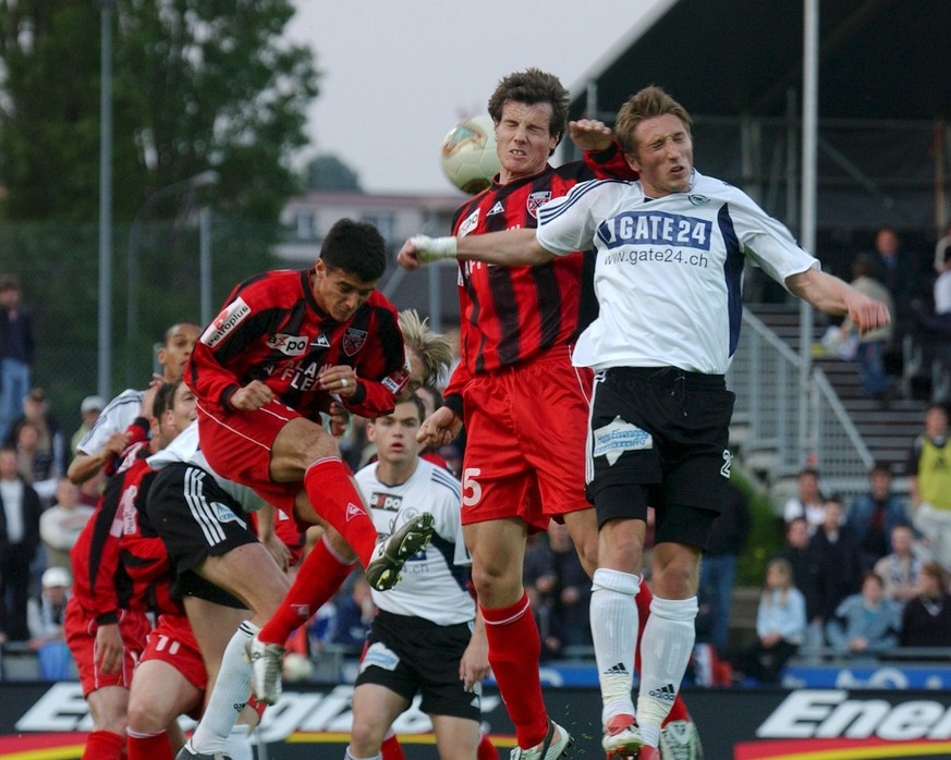 CAPTION CORRECTION / NAMEN KORRIGIERT === Aus diesem Kopfballduell zwischen den Neuenburgern Miguel Portillo, vorne links, und Xavier Margairaz, Mitte, sowie dem Wiler Kristian Nushi, rechts, entstand ...