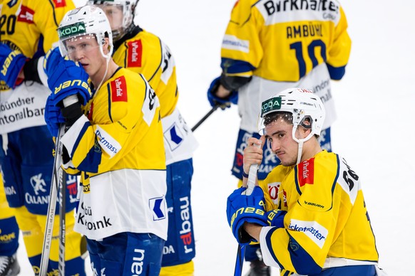 HC Davos&#039; Dennis Rasmussen, links, und Enzo Guebey sind enttaeuscht nach der Niederlage im Eishockey Qualifikationsspiel der National League zwischen dem EV Zug und dem HC Davos am Freitag, 24. N ...