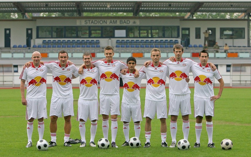 epa01781333 German fifth division soccer club RasenBallsport (RB) Leipzig&#039;s new signed (R-L) Jochen Hoefler, Thomas Klaesener, Christian Streit, Michael Lerchl, Nicolas Warz, Patrick Bick, Ingo H ...