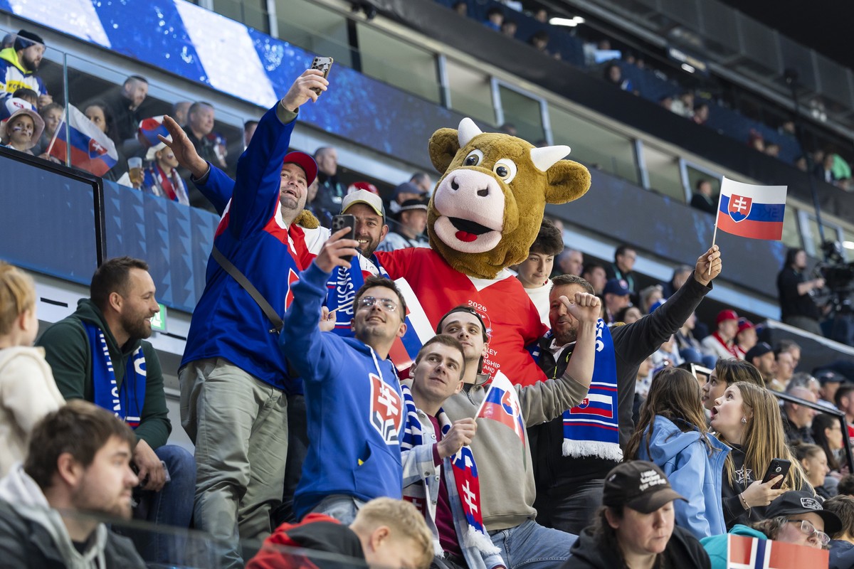 The Slovakia's fans, during the 2026 IIHF Men's Ice Hockey World Championship preliminary round group B game between Slovakia and Norway, at the BCF Arena ice hockey stadium, in Fribourg, Sw ...