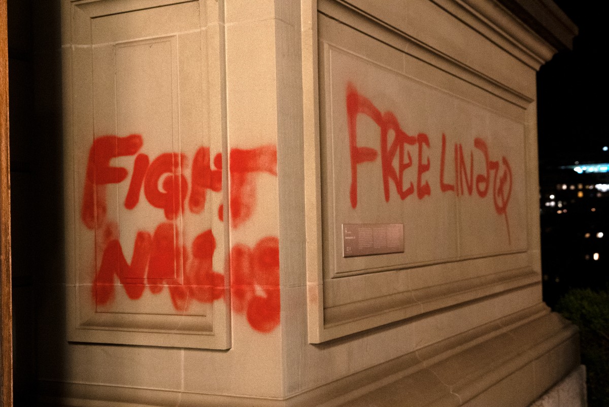 Sprayereien an Fassaden bei einem antifaschistischen "Abendspaziergang" durch die Stadt Bern, am Samstag, 22. Oktober 2022. (KEYSTONE/Str)