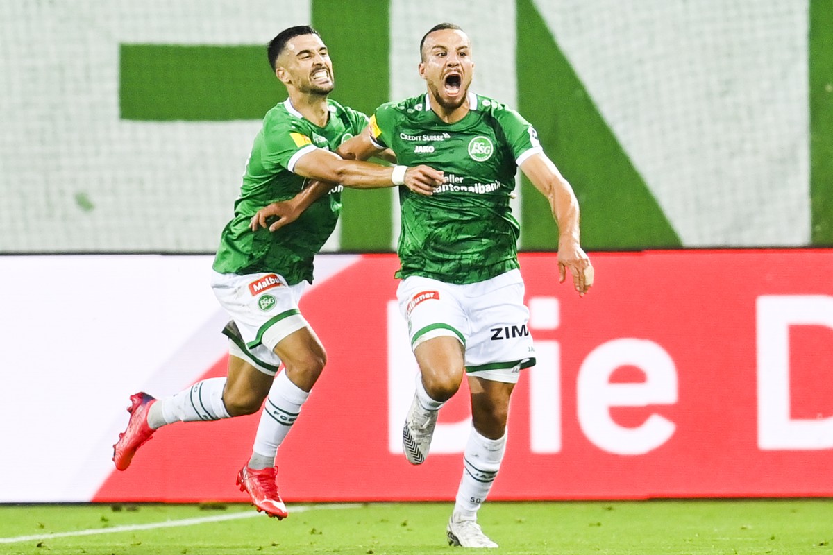 St. Gallens Nicolas Luechinger, rechts, bejubelt sein 1-0 mitt Victor Ruiz im Fussball Super League Spiel zwischen dem FC St. Gallen und dem FC Sion, am Samstag, 21. August 2021, im Kybunpark in St. G ...