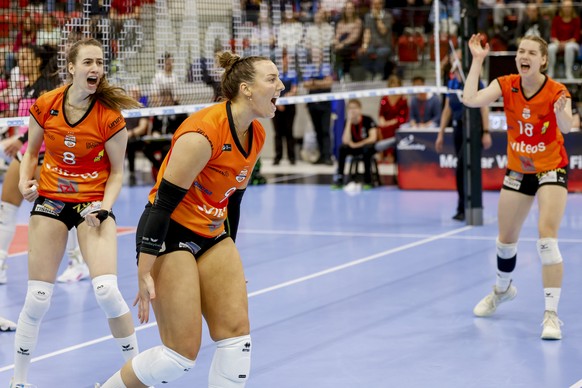 Neuenburgs Kayla Lund, Mitte, Samira Sulser, links, und Olivia Wassner, rechts, jubelt waehrend dem Mobiliar Volley Cup Final der Frauen zwischen Neuchatel UC und Volley Lugano am Samstag, den 25. Mae ...