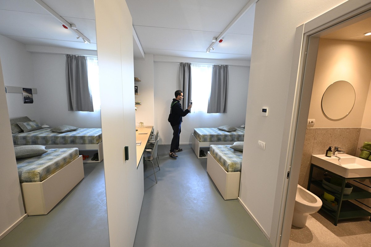 epa12417146 View of a twin room during the presentation of the Olympic and Paralympic Village for the Milan-Cortina 2026 Winter Games at Scalo Romana in Milan, Italy, 30 September 2025. EPA/DANIEL DAL ...