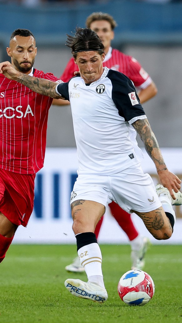 Steven Zuber (FCZ) gegen Ali Kabacalman (SIO), Mitte, und Noe Sow (SIO) waehrend dem Meisterschaftsspiel der Super League zwischen dem FC Zuerich und dem FC Sion am Freitag, den 25. Juli 2025, im Letz ...