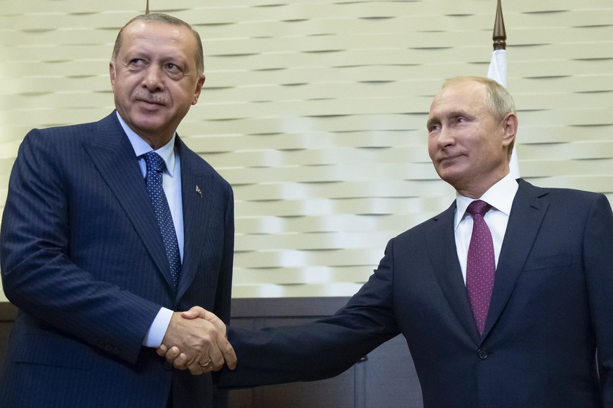 epa07027153 Russian President Vladimir Putin (R) and Turkish President Recep Tayyip Erdogan shake hands during their meeting in the Bocharov Ruchei residence in the Black Sea resort of Sochi, Russia,  ...