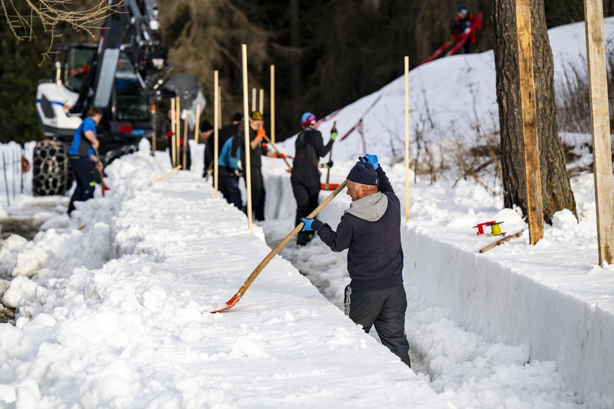 Des ouvriers du Sud-Tyrol construisent la piste de bobsleigh "Olympia Bob Run St. Moritz-Celerina" le mercredi 18 decembre 2024 a St. Moritz dans le canton des Grisons. La piste de bobsleigh ...