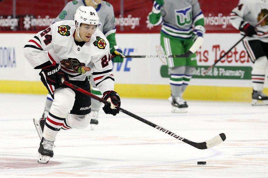 ARCHIV - ZUM SDA-TEXT UEBER DEN SCHWEIZER EISHOCKEYPROF PIUS SUTER -- Chicago Blackhawks&#039; Pius Suter (24) skates with the puck against the Carolina Hurricanes during the first period of an NHL ho ...