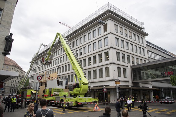 Feuerwehrmaenner versuchen bei starker Rauchbildung einen Brand im Gebaeude der UBS im Kreis 1 zu loeschen, aufgenommen am Donnerstag, 26. April 2018 in Zuerich. (KEYSTONE/Ennio Leanza)