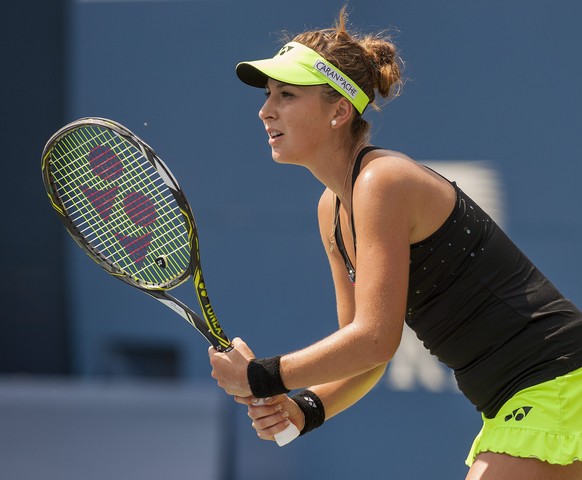 epa04886739 Switzerland&#039;s Belinda Bencic in action against Romania&#039;s Simona Halep in the final match at the Rogers Cup women&#039;s tennis tournament in Toronto, Canada, 16 August 2015. Benc ...