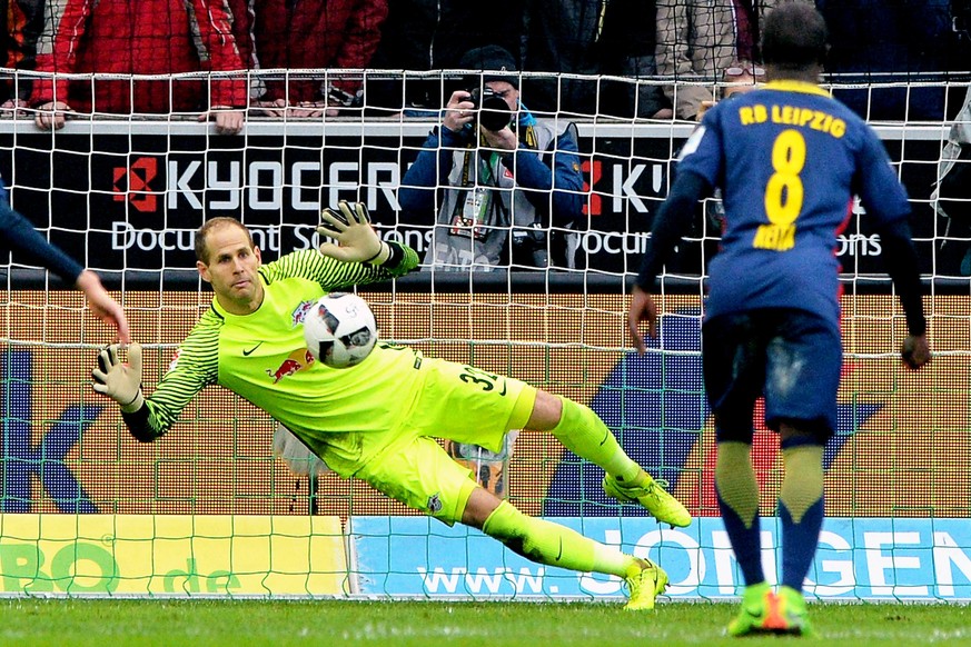 epa05803953 Leipzig&#039;s goalkeeper Peter Gulacsi (L) saves a penalty during the German Bundesliga soccer match between Borussia Moenchengladbach and RB Leipzig in Moenchengladbach, Germany, 19 Febr ...