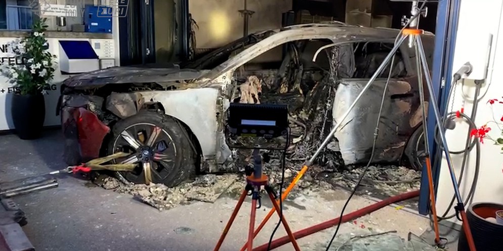 In der Nacht auf Mittwoch ist im Ausstellungsraum einer Garage im Seefeld ein Elektro-Auto in Brand geraten. Die Berufsfeuerwehr von Schutz und Rettung Zürich