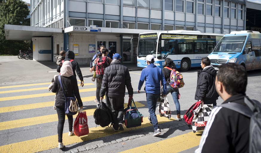 Ankommende Flüchtlinge im st.gallischen Buchs: Die Logistik-Firma Planzer will mit Flüchtlingen Personallücken füllen und zeigt sich bereit, auch Umschulungen anzubieten.