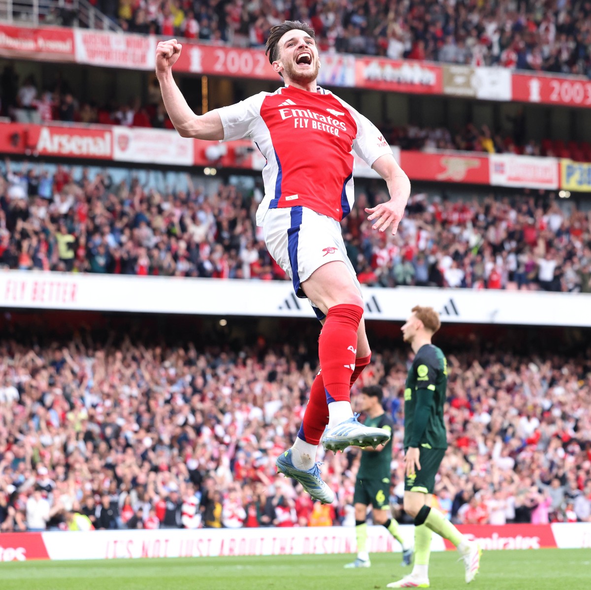 epa12027630 Declan Rice of Arsenal (C) reacts after Thomas Partey of Arsenal (unseen) scores his teams first goal during the English Premier League soccer match between Arsenal FC and Brentford FC, in ...