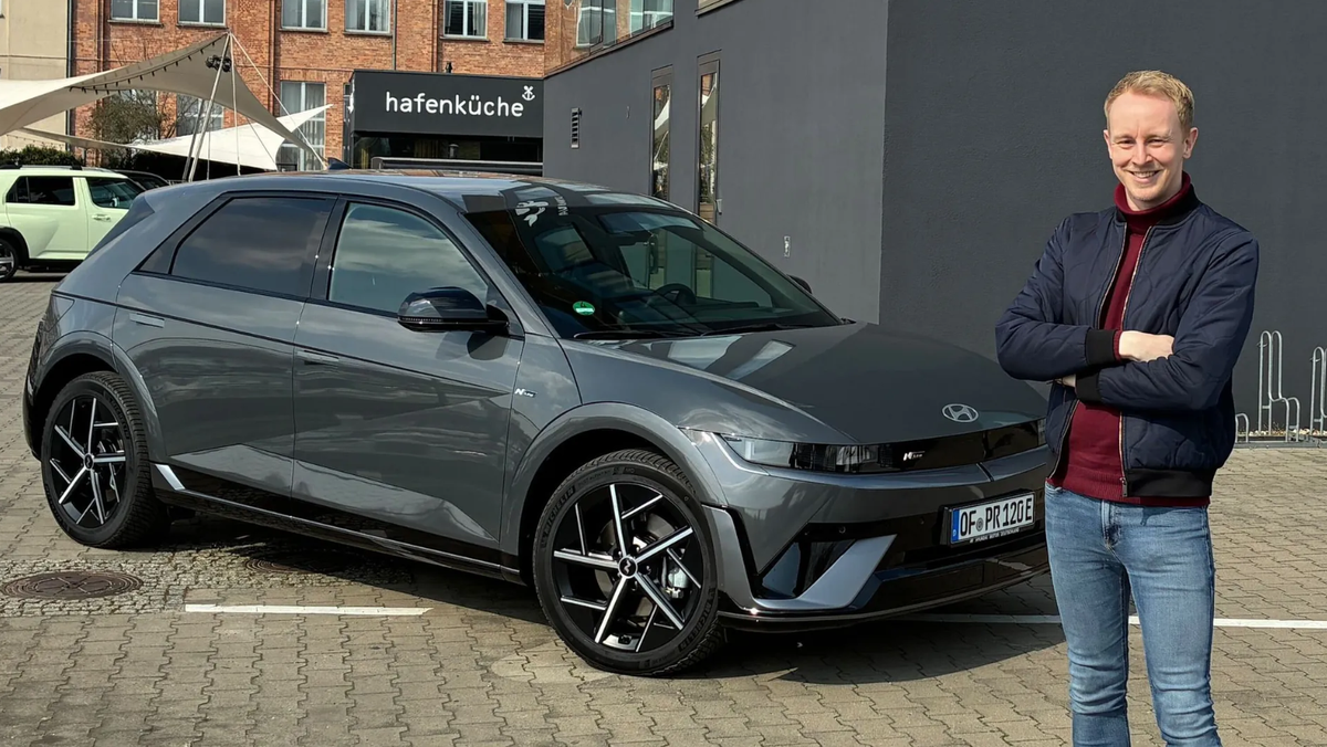 Redaktor Clausen am gelifteten Hyundai Ioniq 5.