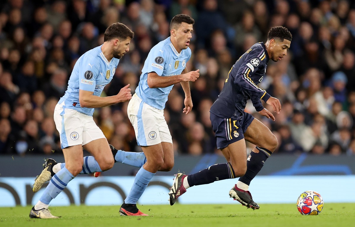 epa11285562 Ruben Dias (L) and Rodri of Manchester City chase Jude Bellingham (R) of Real Madrid during the UEFA Champions League quarter final, 2nd leg match between Manchester City and Real Madrid i ...
