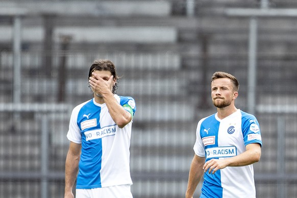 Grasshopper Veroljub Salatic und Grasshopper Yannick Scheidegger, von links, im Fussball Meisterschaftsspiel der Challenge League zwischen dem Grasshopper Club Zuerich und dem FC Winterthur im Stadion ...