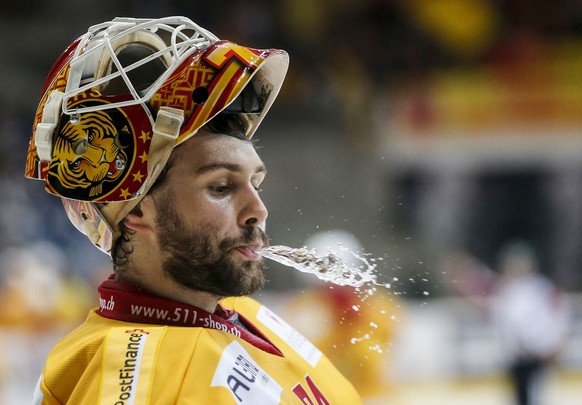 SCL Tigers Torhueter Ivars Punnenovs spuckt Wasser aus seinem Mund waehrend dem Eishockey-Meisterschaftsspiel der National League A zwischen dem EHC Kloten und den SCL Tigers am Samstag, 26. November  ...