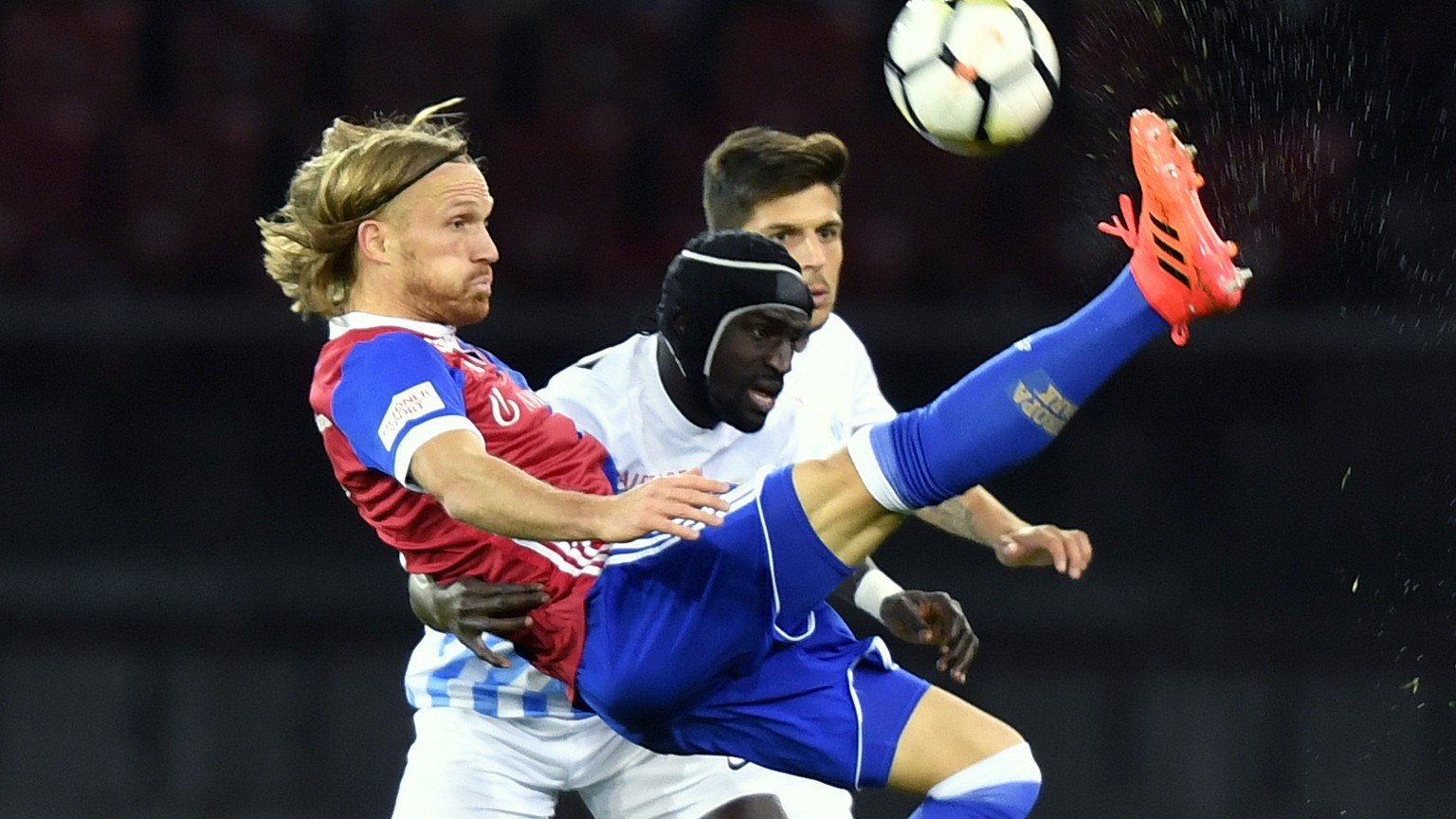 Der Zuercher Pa Modou, rechts, gegen den Basler Michael Lang, links, beim Fussballspiel der Super League FC Zuerch gegen den FC Basel im Stadion Letzigrund in Zuerich am Samstag, 28. Oktober 2017. (KE ...